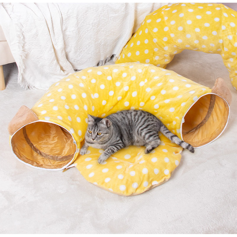 Cama túnel para gatos de felpa con tapete central
        